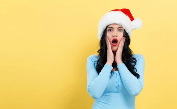 Surpreendido jovem mulher em um chapéu de Santa — Fotografia de Stock