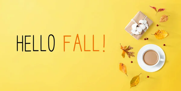 Hola mensaje de otoño con tema de otoño con café —  Fotos de Stock