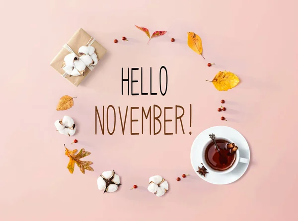 Bonjour Message de novembre avec feuilles d'automne et thé — Photo