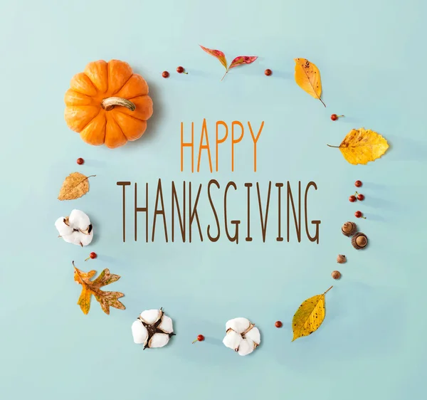 Mensagem de Ação de Graças com folhas de outono e abóbora laranja — Fotografia de Stock