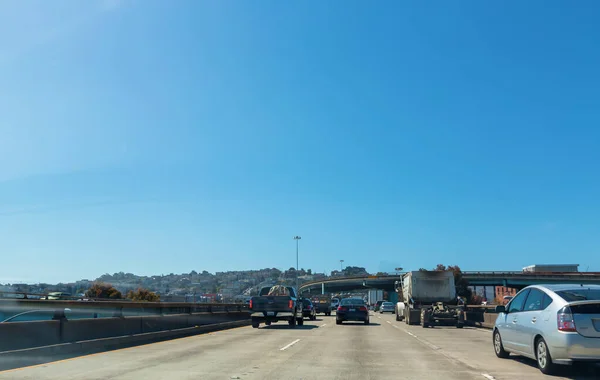 El tráfico viaja por la autopista en San Francisco, CA — Foto de Stock