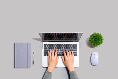 Dizüstü bilgisayar kullanan kişi