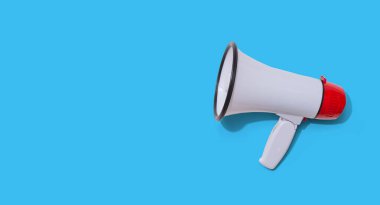 Sert gölgeli beyaz megafon