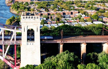 New York'taki Hell Gate Köprüsü'nden geçen Amtrak treninin havadan görünümü
