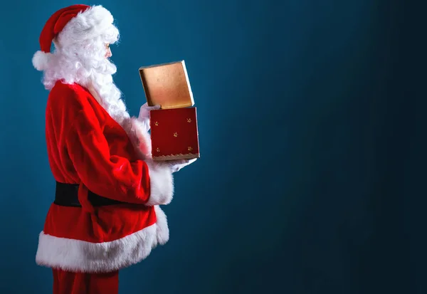 Santa άνοιγμα ένα κουτί δώρου — Φωτογραφία Αρχείου