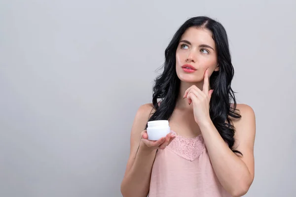 Bella giovane donna con tema la cura della pelle — Foto Stock