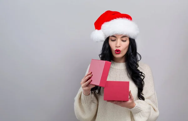 Mujer joven abriendo una caja de regalo de Navidad —  Fotos de Stock