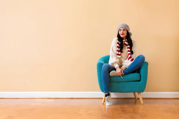 Jovem mulher em uma roupa de inverno tempo frio — Fotografia de Stock