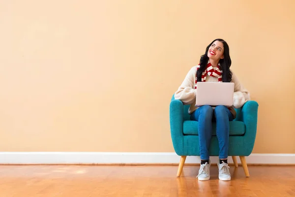 Giovane donna con un computer portatile in una posa premurosa — Foto Stock