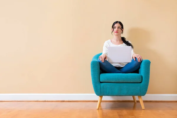 Junge Frau mit Laptop — Stockfoto