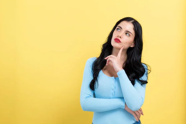 Giovane donna in una posa premurosa — Foto Stock