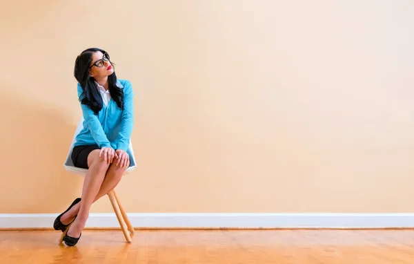 Junge Frau in nachdenklicher Pose — Stockfoto