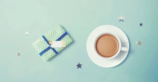 Geschenkbox mit einer Tasse Kaffee — Stockfoto