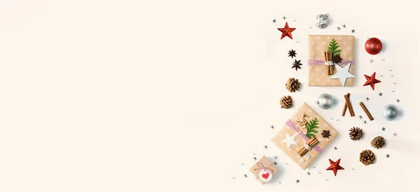 Cajas de regalo de Navidad hechas a mano con adornos — Foto de Stock
