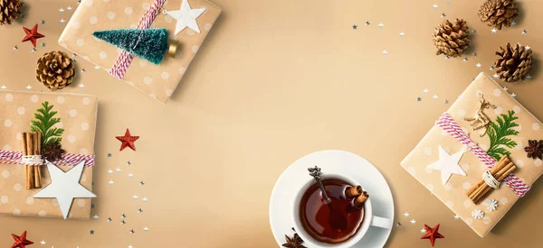 Karácsonyi ajándékdobozok egy csésze teával — Stock Fotó