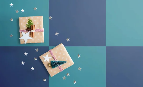 Cajas de regalo de Navidad hechas a mano con adornos —  Fotos de Stock