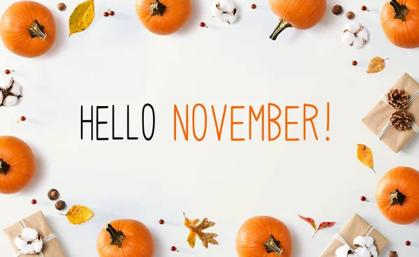 Bonjour message de novembre avec des citrouilles d'automne avec des boîtes cadeaux — Photo