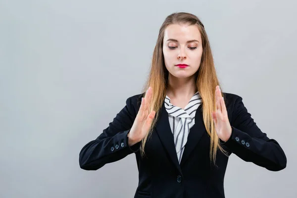 Jonge vrouw met iets — Stockfoto