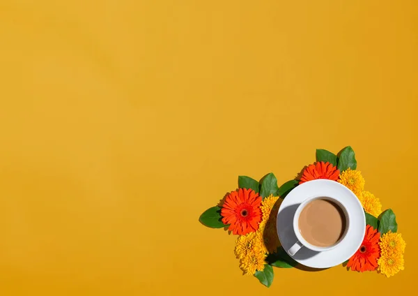 Φθινόπωρο λουλούδι θέμα με ένα φλιτζάνι καφέ — Φωτογραφία Αρχείου