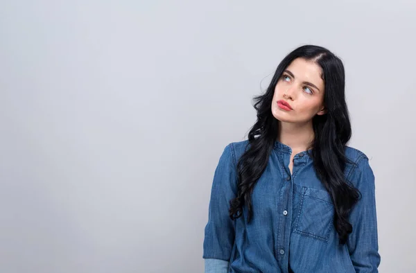 Jeune femme dans une pose réfléchie — Photo