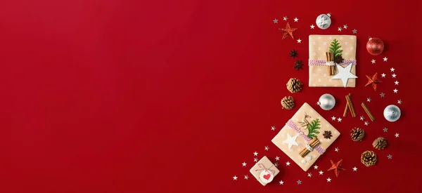 Ručně vyráběné vánoční dárkové krabice s ozdobou — Stock fotografie