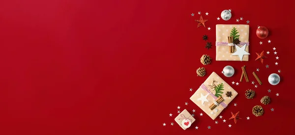 Scatole regalo di Natale fatte a mano con ornamenti — Foto Stock