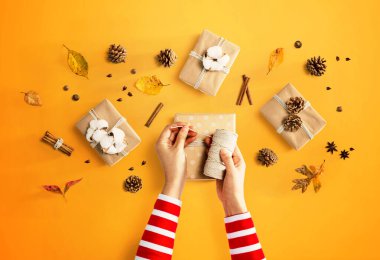 Hediye kutuları yapan kişi