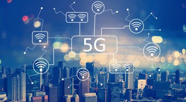 Şehrin ufuk çizgilerinin hava görüntüsüne sahip 5G ağı