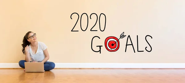 2020 Goals dizüstü bilgisayar kullanan genç bir kadınla metin — Stok fotoğraf