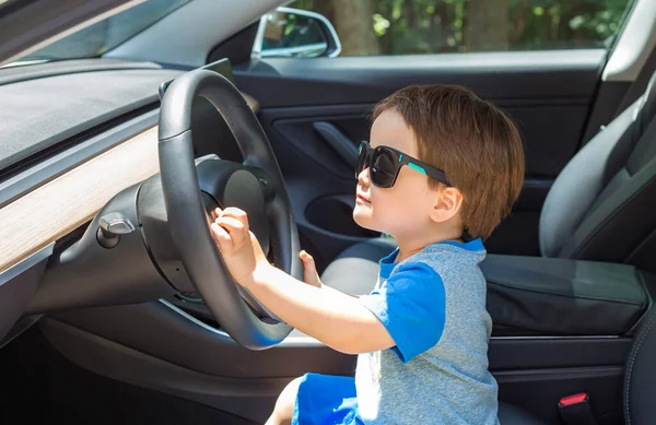 Menino brincando em um carro — Fotografia de Stock