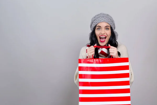 Šťastná mladá žena drží nákupní tašku — Stock fotografie