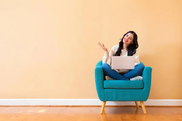 Junge Frau mit Laptop — Stockfoto