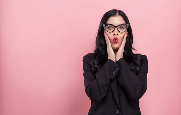 Verrast jonge vrouw poseren — Stockfoto