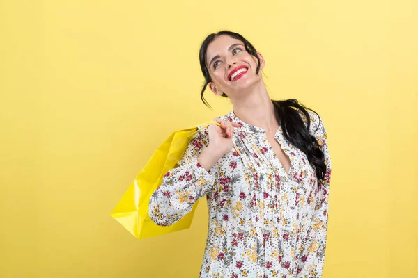 Mujer con una bolsa de compras — Foto de Stock