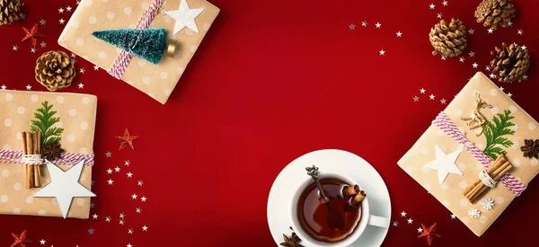 Vánoční dárkové krabice s šálkem čaje — Stock fotografie