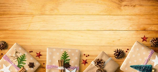 Caixas de presente de Natal artesanal com ornamentos — Fotografia de Stock
