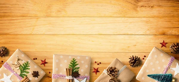 Scatole regalo di Natale fatte a mano con ornamenti — Foto Stock