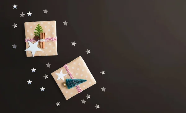 Рождественские подарочные коробки ручной работы с орнаментами — стоковое фото