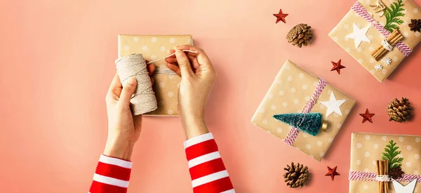 Persona haciendo cajas de regalo de Navidad —  Fotos de Stock