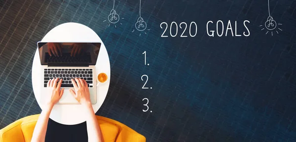 Metas 2020 com a pessoa usando um laptop — Fotografia de Stock