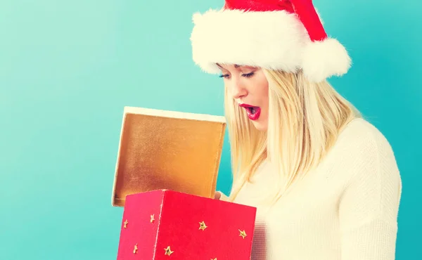 Feliz joven mujer con regalo de Navidad caja —  Fotos de Stock