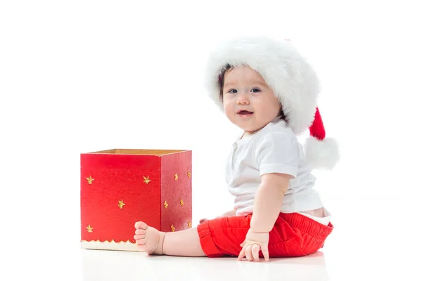 Bébé garçon avec une boîte cadeau de Noël — Photo