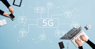 Birlikte çalışan insanlarla birlikte 5G ağı
