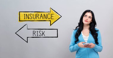 Kadın akıllı telefon tutarken sigorta ya da risk.