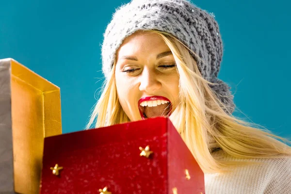 Glad ung kvinna med jul nuvarande låda — Stockfoto