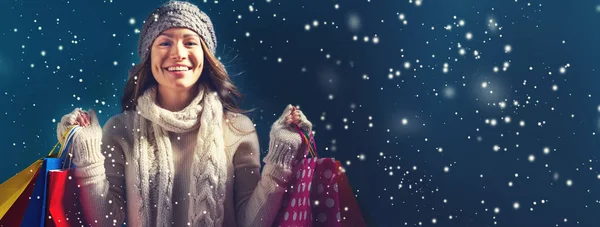 Mujer joven feliz sosteniendo bolsas de compras — Foto de Stock