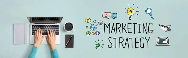 Estratégia de marketing com a pessoa usando laptop — Fotografia de Stock