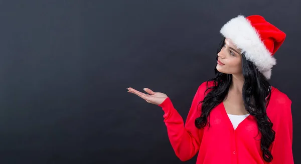 산타 모자를 쓴 젊은 여자 — 스톡 사진