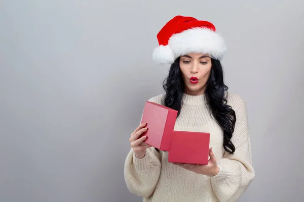 Mujer joven abriendo una caja de regalo de Navidad — Foto de Stock