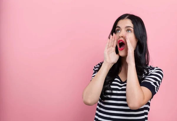 Jovem mulher gritando — Fotografia de Stock